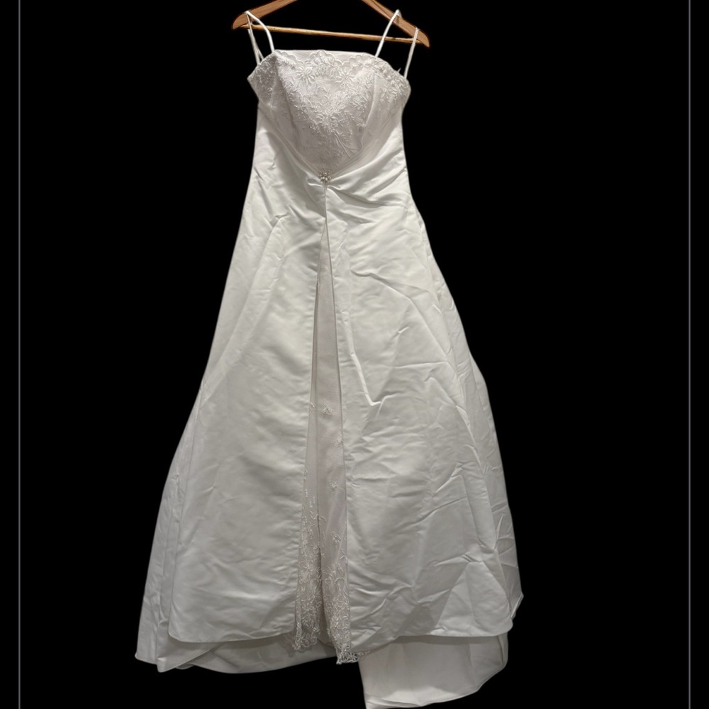 Elegant White Sleeveless Spaghetti Strap Wedding Gown